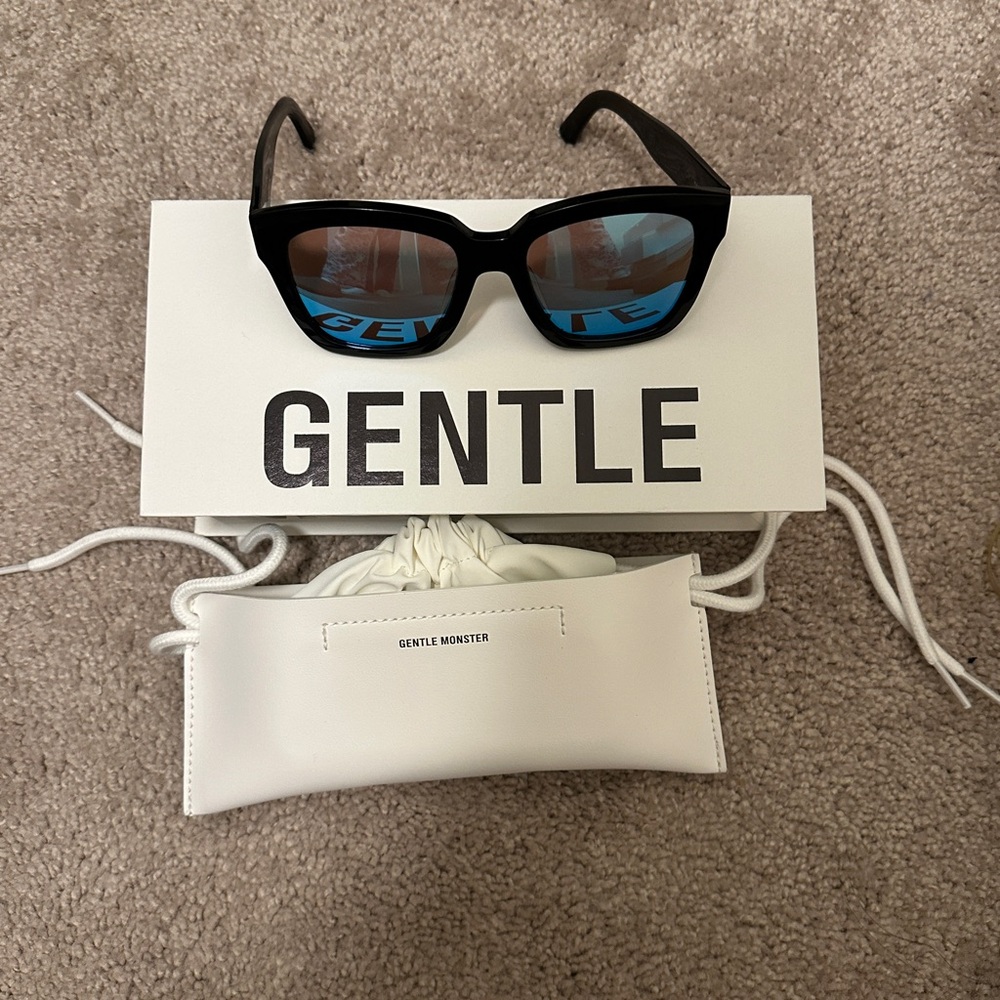 GENTLE MONSTER  Dreamer Black Sunglasses with Blue Lenses